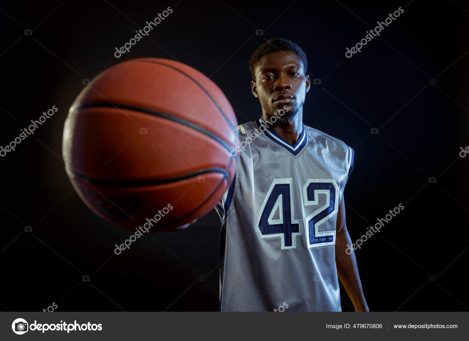 Jogador de basquete com um jogo de bola