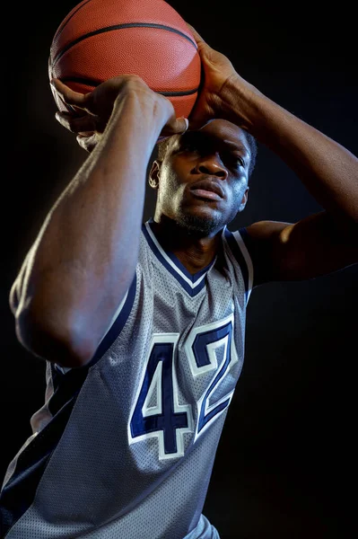 Jogador Basquete Joga Uma Bola Estúdio Fundo Preto Jogador Masculino — Fotografia de Stock