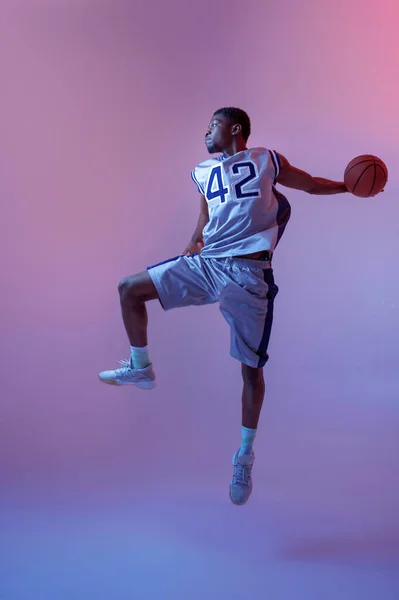 Basketbalista Skákání Míčem Studiu Neon Pozadí Profesionální Mužský Balista Sportovním — Stock fotografie