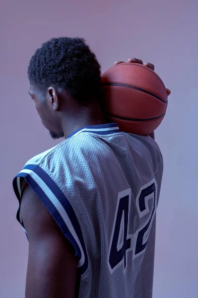 Basketbalista Pózuje Míčem Studiu Pohled Zezadu Neonové Pozadí Profesionální Mužský — Stock fotografie