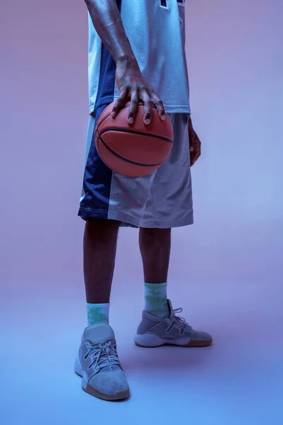 Güçlü Basketbolcu Elini Stüdyoda Tutuyor Neon Arka Planda Spor Giyim — Stok fotoğraf