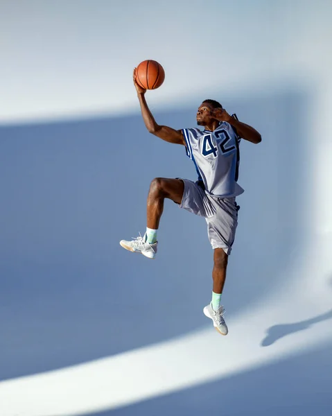 Баскетболист Мячом Показывает Свое Мастерство Студии Прыжки Высоту Действии Неоновый — стоковое фото