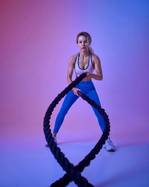 Joven Deportista Con Cuerdas Posa Estudio Fondo Neón Mujer Fitness — Foto de Stock