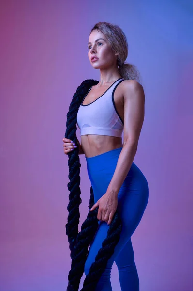 Mladá Sportovkyně Provazy Pózuje Studiu Fitness Žena Focení Sportovní Koncept — Stock fotografie