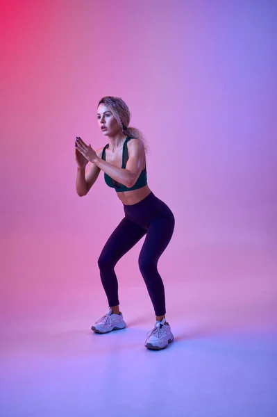 Smal Kvinnlig Idrottare Som Motionerar Studio Neon Bakgrund Fitness Idrottskvinna — Stockfoto