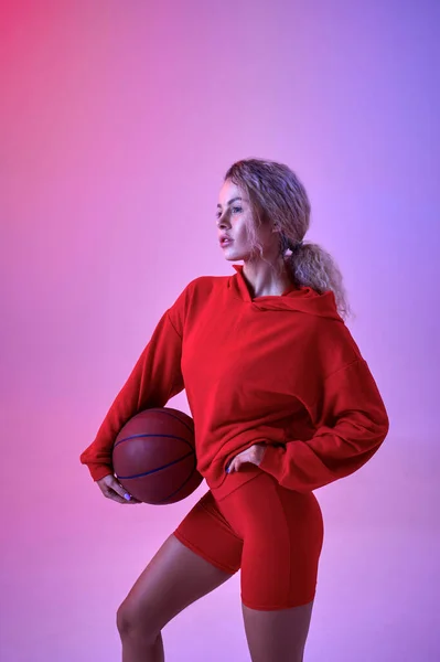 Sexig Kvinnlig Idrottare Röd Hoodie Poserar Med Boll Studio Neon — Stockfoto