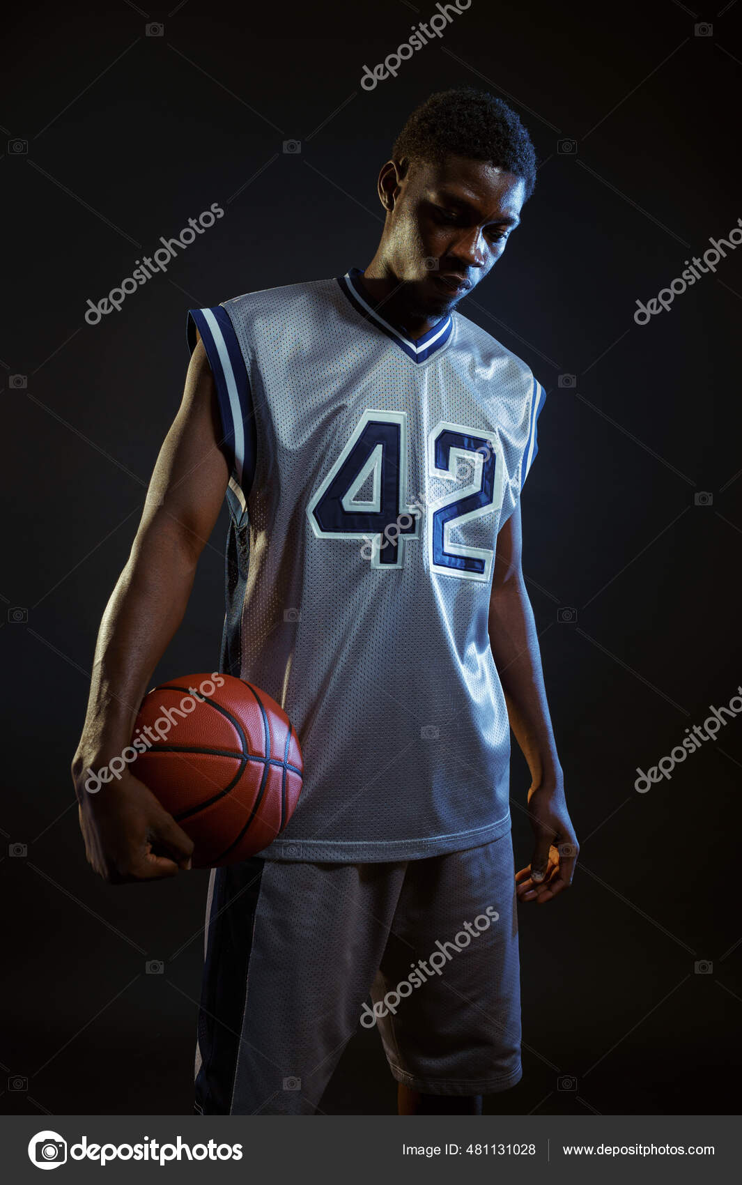 Jogador de basquete com um jogo de bola