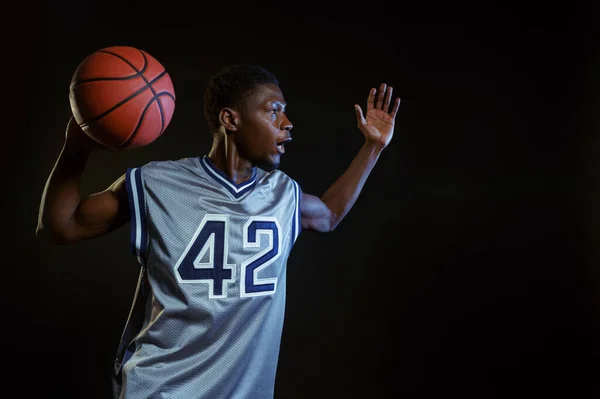 Agresivní Basketbalista Pózuje Míčem Studiu Černé Pozadí Profesionální Mužský Míč — Stock fotografie