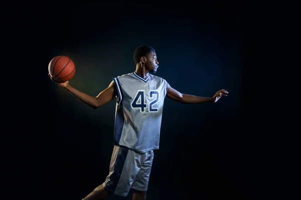 Basketbalista Míčem Trénink Akci Studiu Černé Pozadí Profesionální Mužský Balista — Stock fotografie