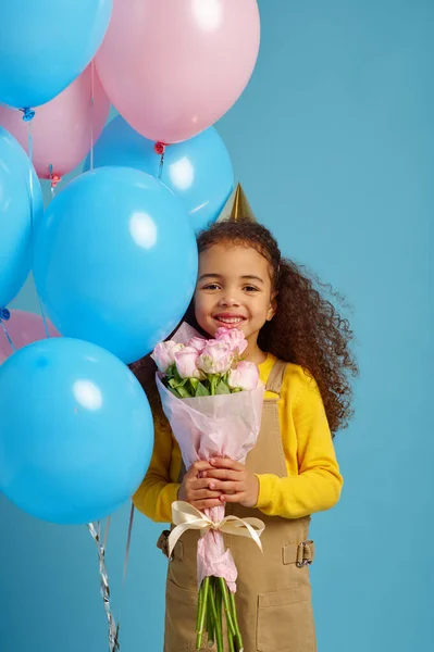 Ragazzina tiene palloncini e mazzo di fiori — Foto Stock