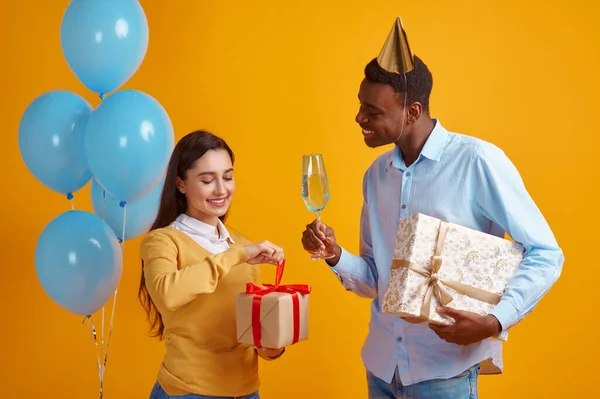 Feliz Pareja Amor Gorras Sosteniendo Vasos Bebidas Cajas Regalo Fondo —  Fotos de Stock