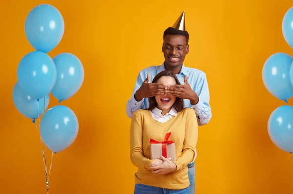 Gelukkige Man Met Pet Feliciteert Zijn Vrouw Met Geschenkdoos Gele — Stockfoto