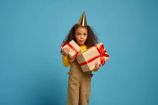 Engraçado menina em cap detém aniversário caixa de presente — Fotografia de Stock