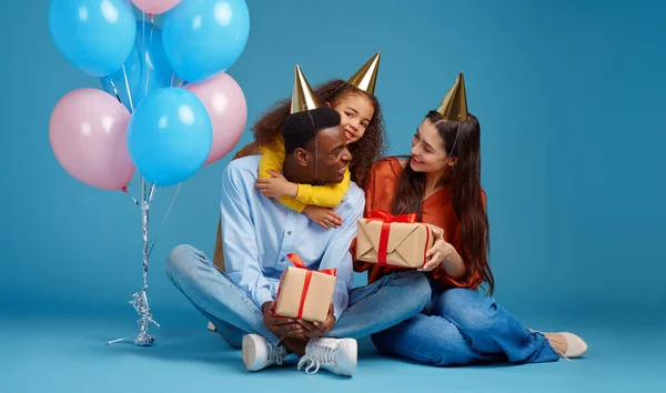 Famiglia felice festeggiare il compleanno, sfondo blu — Foto Stock
