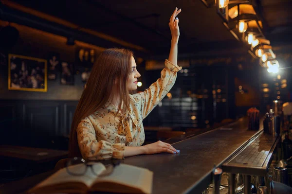 Mooie Vrouw Met Opgeheven Hand Aan Bar Eén Vrouw Kroeg — Stockfoto