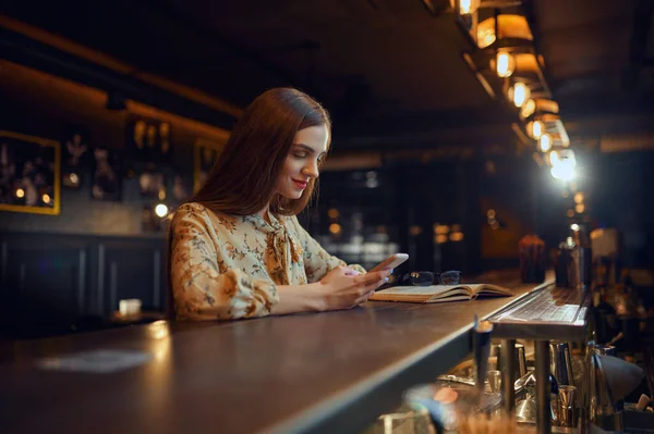 Mooie Vrouw Met Mobiele Telefoon Aan Bar Eén Vrouw Kroeg — Stockfoto