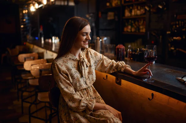 Mujer Joven Sola Con Una Copa Vino Tinto Sentada Mostrador —  Fotos de Stock