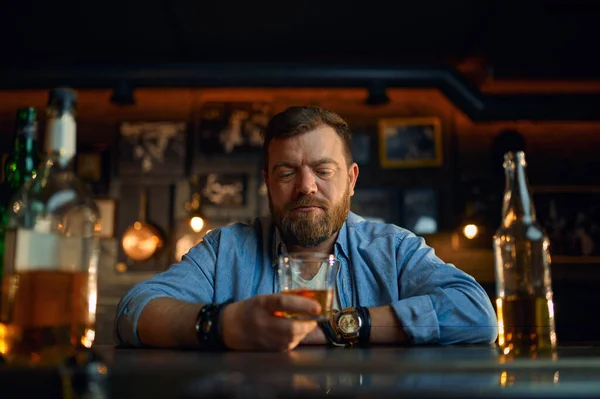 Uomo Serio Con Bicchiere Alcol Seduto Bancone Del Bar Una — Foto Stock