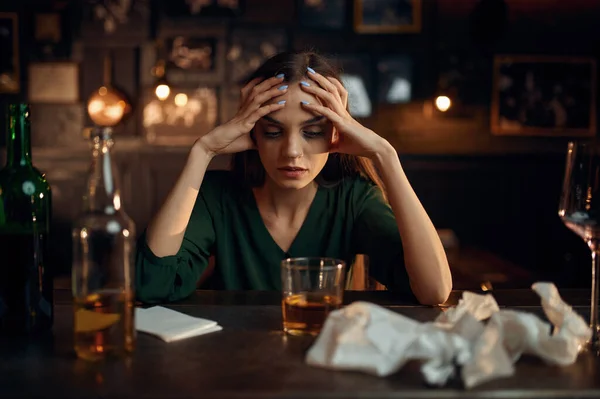 喝醉了的抑郁女人在酒吧柜台边喝酒 人类情感 休闲活动 夜生活中的一个女性 — 图库照片