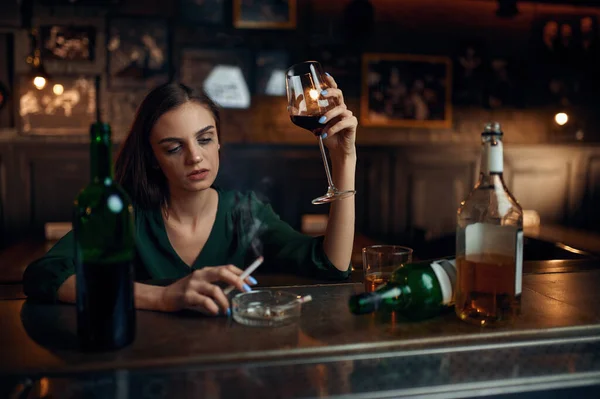 Une Femme Malheureuse Boit Alcool Comptoir Bar Une Femme Dans — Photo