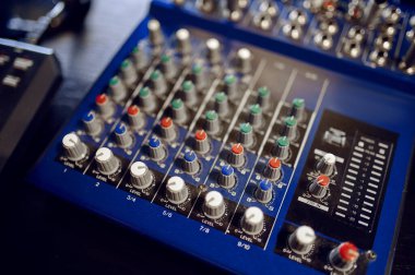 Konsolu birbirine yakın tutmak, stüdyo ekipmanlarını kaydetmek, hiç kimse. Profesyonel ses karıştırıcı paneli, ses mühendisi veya müzisyen işyeri, ses panosu