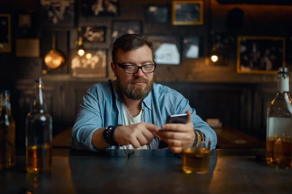 Mannen Med Mobiltelefon Sitter Vid Disken Baren Man Vilar Puben — Stockfoto