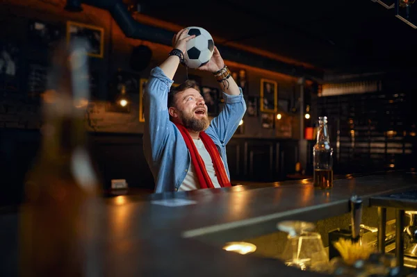 Abanico Fútbol Con Pelota Sentado Mostrador Bar Una Persona Masculina — Foto de Stock