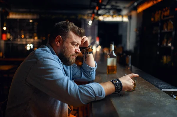 Homem Barbudo Triste Sentado Balcão Bar Homem Irritado Pub Emoções — Fotografia de Stock