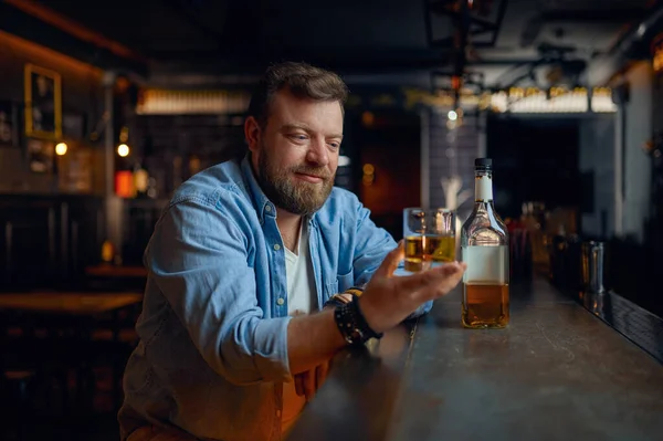 Hombre Vierte Alcohol Mostrador Del Bar Hombre Descansando Pub Emociones — Foto de Stock