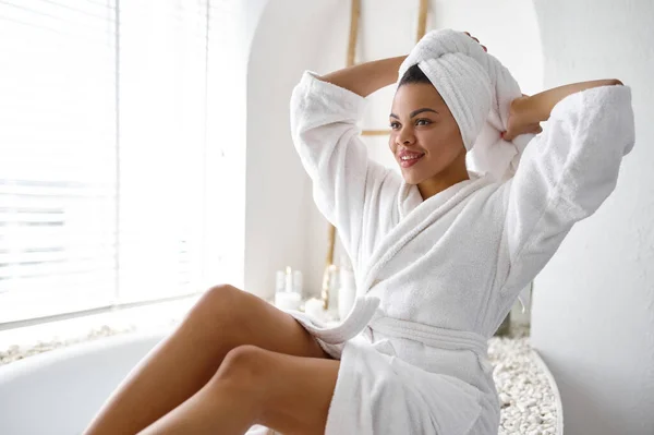 Attraktive Frau Bademantel Die Neben Der Badewanne Sitzt Weibliche Person — Stockfoto