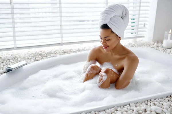 Sexy Frau Entspannen Der Badewanne Mit Schaum Weibliche Person Der — Stockfoto