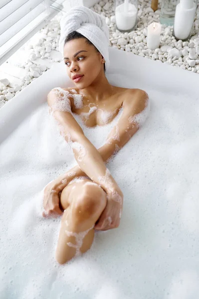 Belle Femme Détendre Dans Bain Avec Mousse Femme Dans Baignoire — Photo