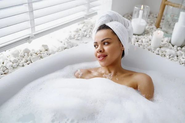 Mulher Sedutora Relaxar Banho Espuma Mulher Banheira Beleza Cuidados Saúde — Fotografia de Stock