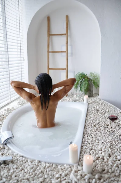 Çekici Genç Bir Kadın Köpük Banyosunda Rahatlıyor Küvette Kadın Kaplıcada — Stok fotoğraf