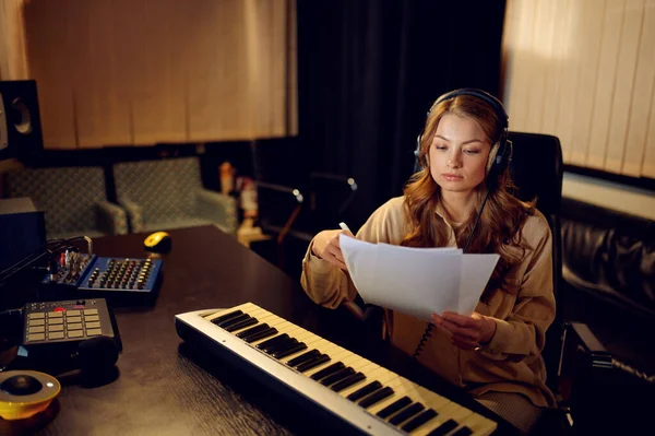 Female Sound Engineer Headphones Recording Studio Interior Background Synthesizer Audio — Stock Photo, Image