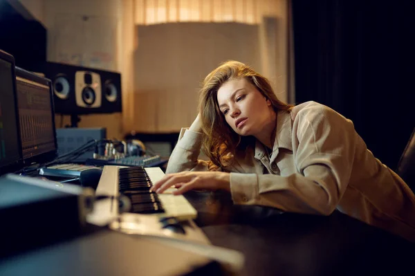 Κουρασμένη Γυναίκα Ηχολήπτη Ακουστικά Ηχογράφηση Στούντιο Εσωτερικό Στο Παρασκήνιο Συνθεσάιζερ — Φωτογραφία Αρχείου