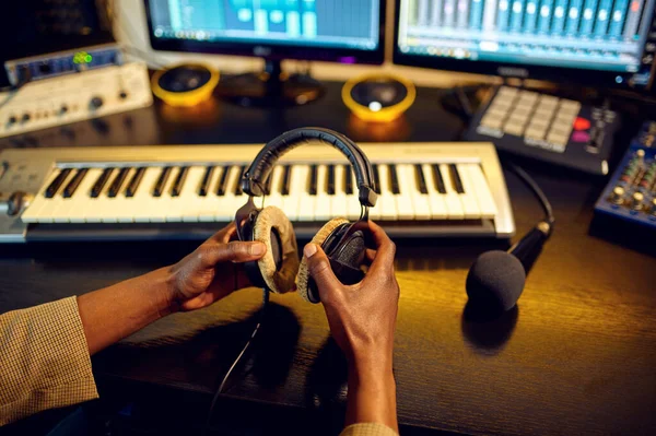 Άντρας Μηχανικός Ήχου Κατέχει Ακουστικά Στην Ανάμειξη Consol Ηχογράφηση Στούντιο — Φωτογραφία Αρχείου