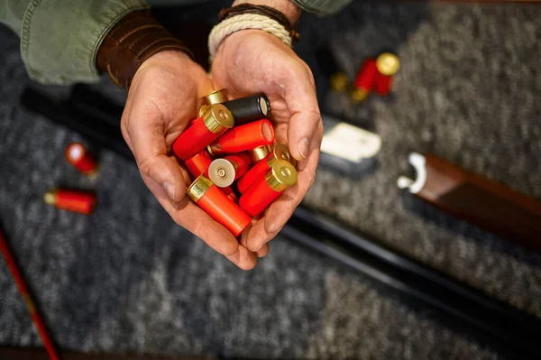 Mãos Caçador Masculino Segura Cartuchos Loja Armas Arma Loja Interior — Fotografia de Stock