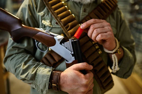 Caçador Masculino Com Fuzil Carga Bandolier Loja Armas Loja Armas — Fotografia de Stock