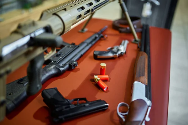Gevär Och Pistoler Bänken Vapenförrådet Ingen Vapenbutik Inredning Bakgrund Ammunition — Stockfoto