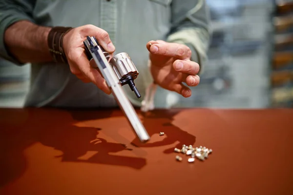 Muž Nabíjí Revolver Pultu Obchodě Zbraněmi Interiér Obchodu Zbraněmi Sortiment — Stock fotografie