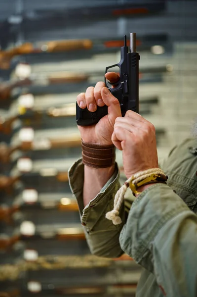 Homem Barbudo Contrai Parafuso Pistola Loja Armas Loja Armas Interior — Fotografia de Stock