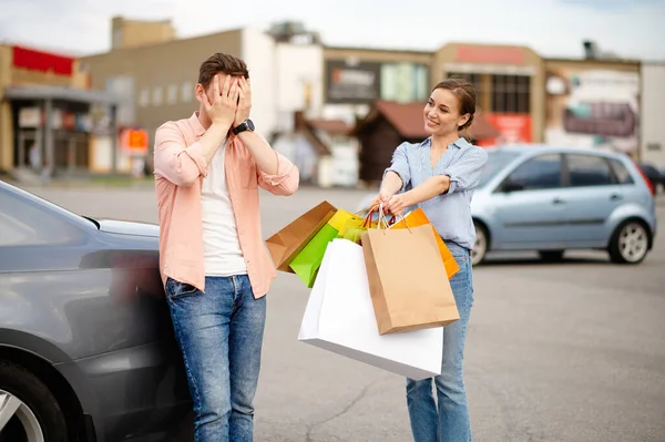 Enojado marido no quiere llevar bolsas, estacionamiento — Foto de Stock
