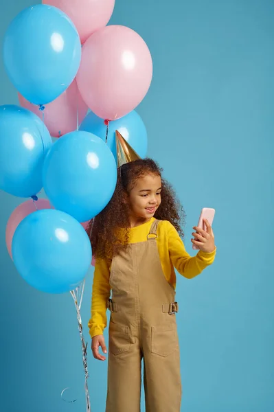 Забавная Маленькая Девочка Кепке Делает Селфи Кучей Разноцветных Шариков Голубой — стоковое фото