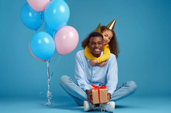 有趣的女孩祝贺她的父亲 蓝色背景 漂亮的孩子拥抱着她的爸爸 庆祝活动或生日 气球和礼品盒装饰 — 图库照片