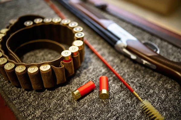 Espingarda de caça, bandolier e ramrod na loja de armas — Fotografia de Stock