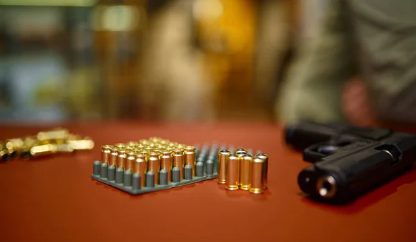 Пістолетні кулі стоять на лічильнику в магазині зброї — стокове фото