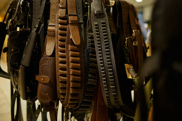 Különböző bőrkötszerek a fegyverboltban, senki. — Stock Fotó
