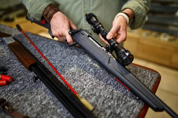 Cazador de machos con baqueta limpia rifle en tienda de armas —  Fotos de Stock