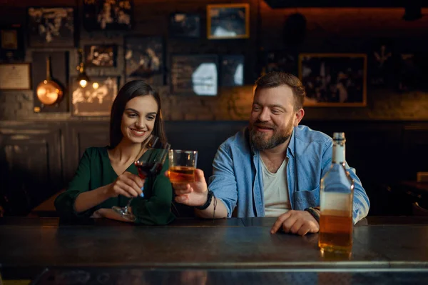 Щаслива пара п'є алкоголь на стійці в барі — стокове фото